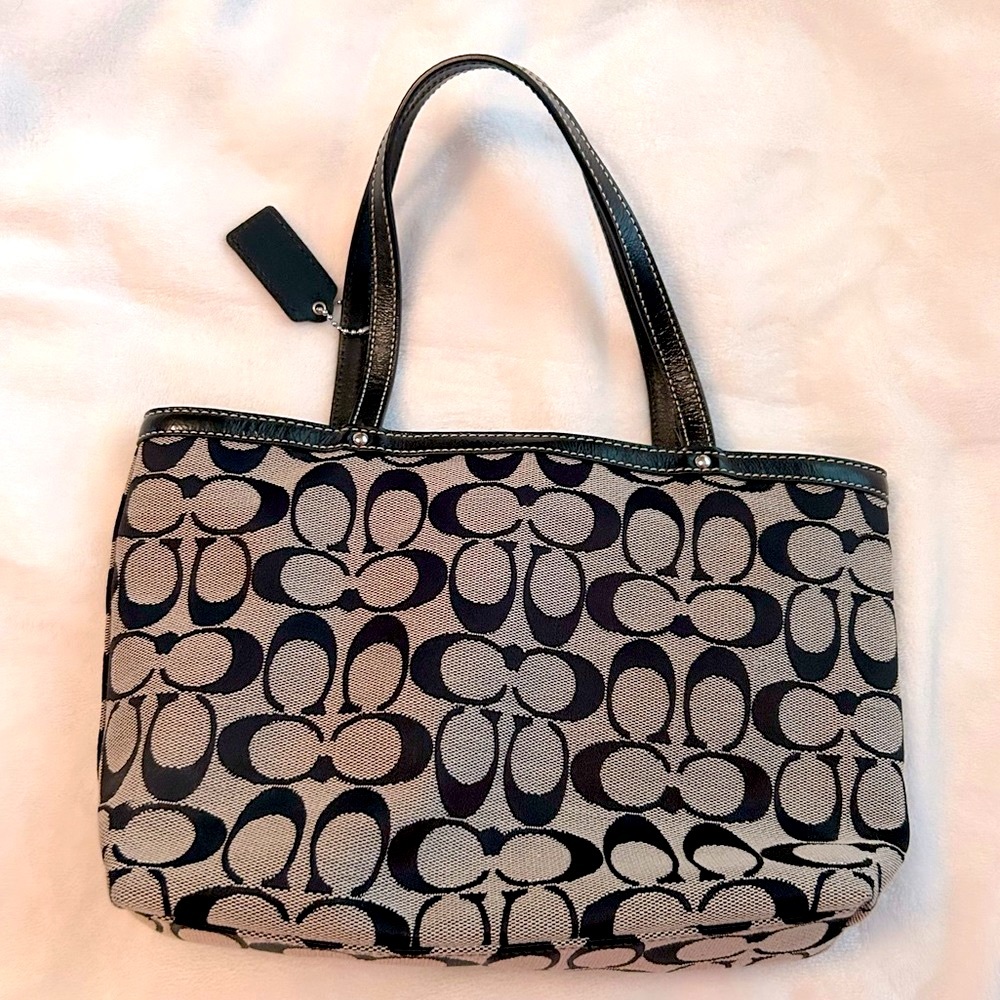 EUC Coach F44610 signature top handle handbag in gray color combo 🖤🩶 - Picture 2 of 7